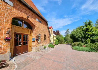 Außenbereich mit Pool, Sauna und Liegen