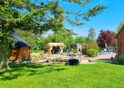 Außenbereich mit Pool, Sauna und Liegen