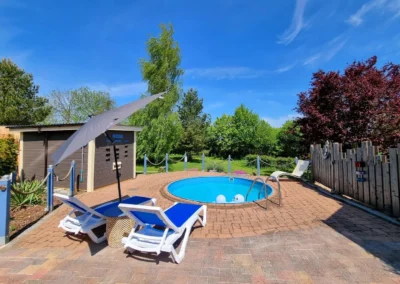 Außenbereich mit Pool, Sauna und Liegen