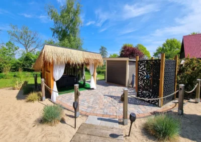 Außenbereich mit Pool, Sauna und Liegen