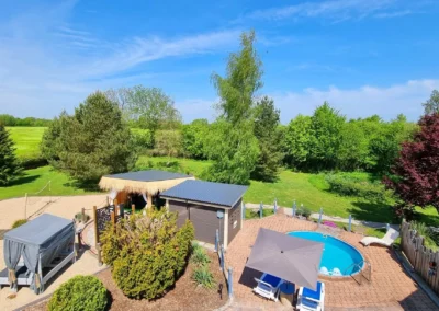 Außenbereich mit Pool, Sauna und Liegen